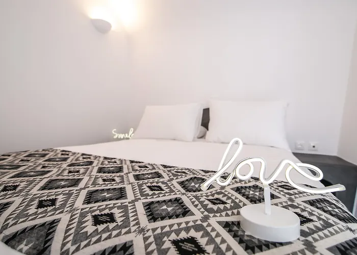 White Pearl * Oia (Santorini)