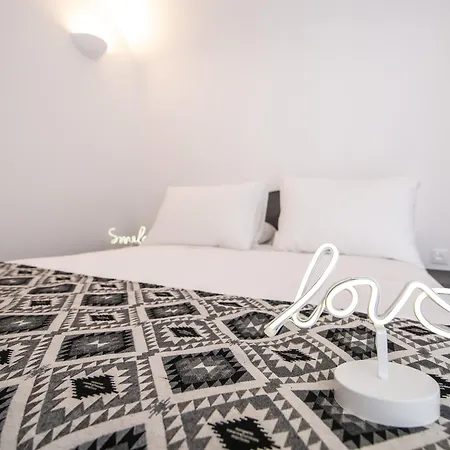 White Pearl * Oia (Santorini)